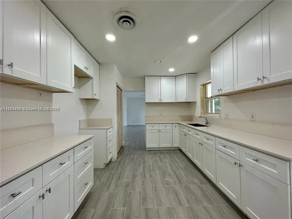 912 NE 9th Ct, Pompano Beach, FL 33060 - Image #1