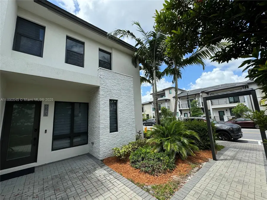 8283 NW 47th Ln, Doral, FL 33166 - Image #2