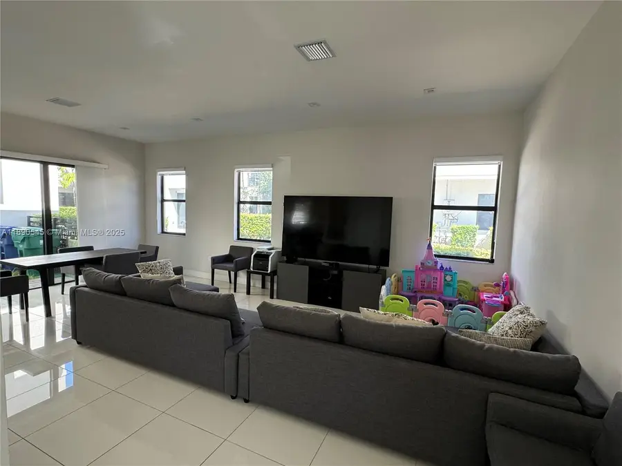 8283 NW 47th Ln, Doral, FL 33166 - Image #3