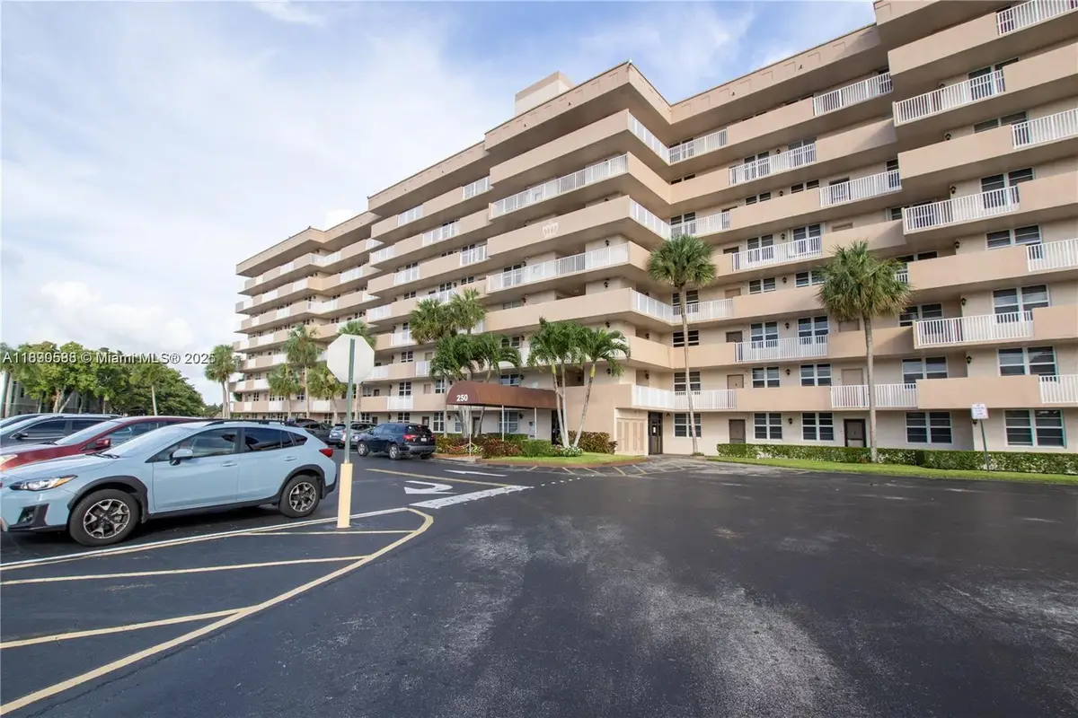 250 Jacaranda Dr #305, Plantation, FL 33324 - Image #1