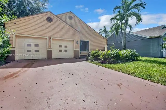 8330 SW 12th St, Pembroke Pines, FL 33025 - Image #2