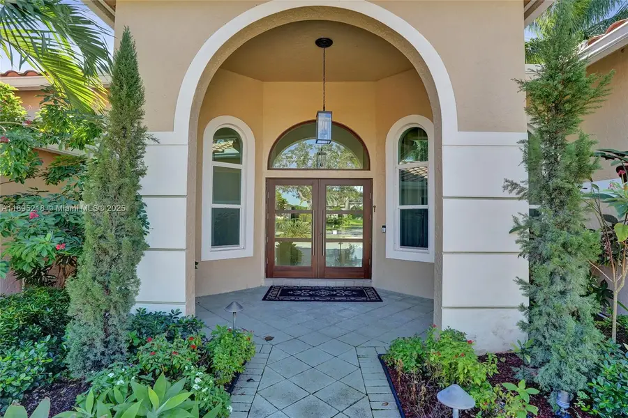 2715 Edgewater Ct, Weston, FL 33332 - Image #2