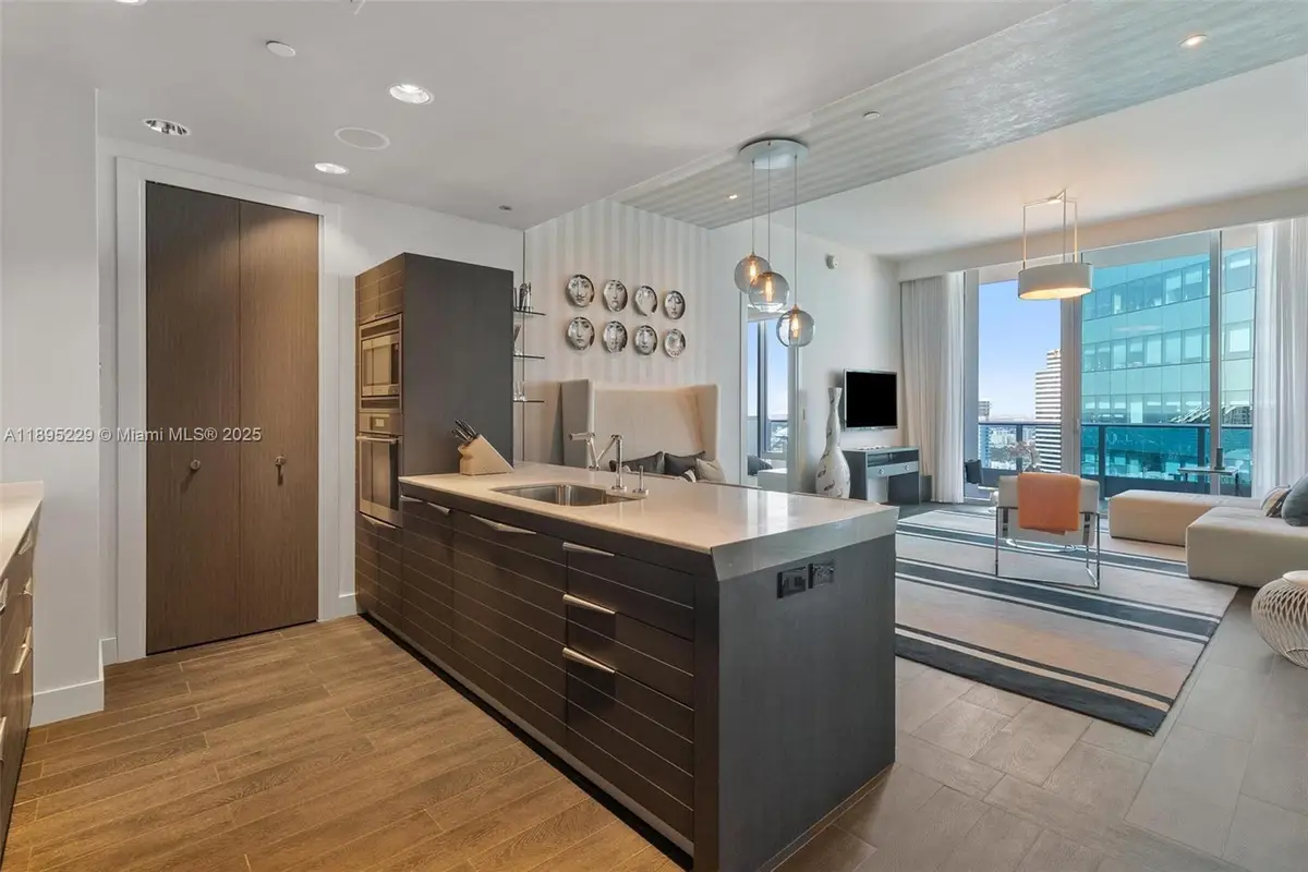 200 Biscayne Boulevard Way #5211, Miami, FL 33131 - Image #1