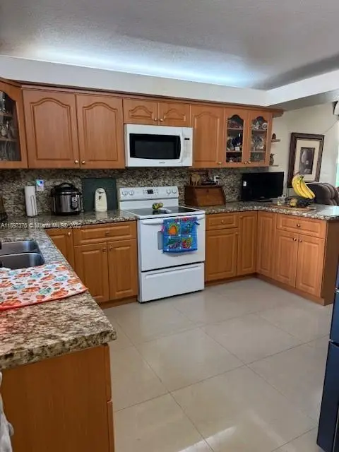961 E 10th Pl, Hialeah, FL 33010 - Image #2