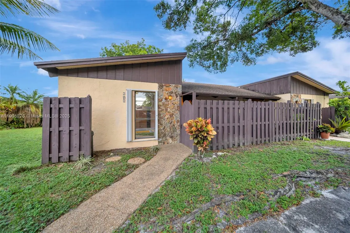 616 Briarwood Cir, Hollywood, FL 33024 - Image #1