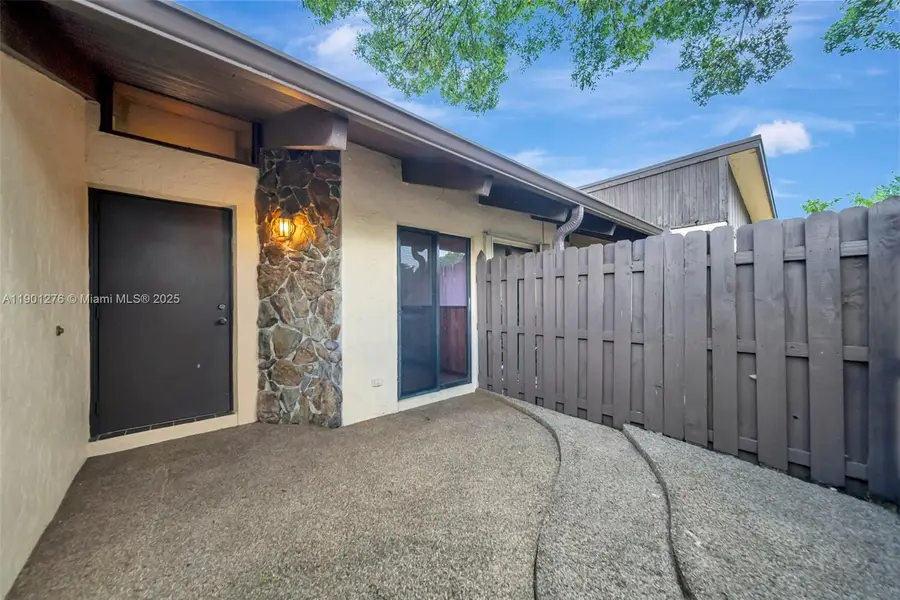 616 Briarwood Cir, Hollywood, FL 33024 - Image #2