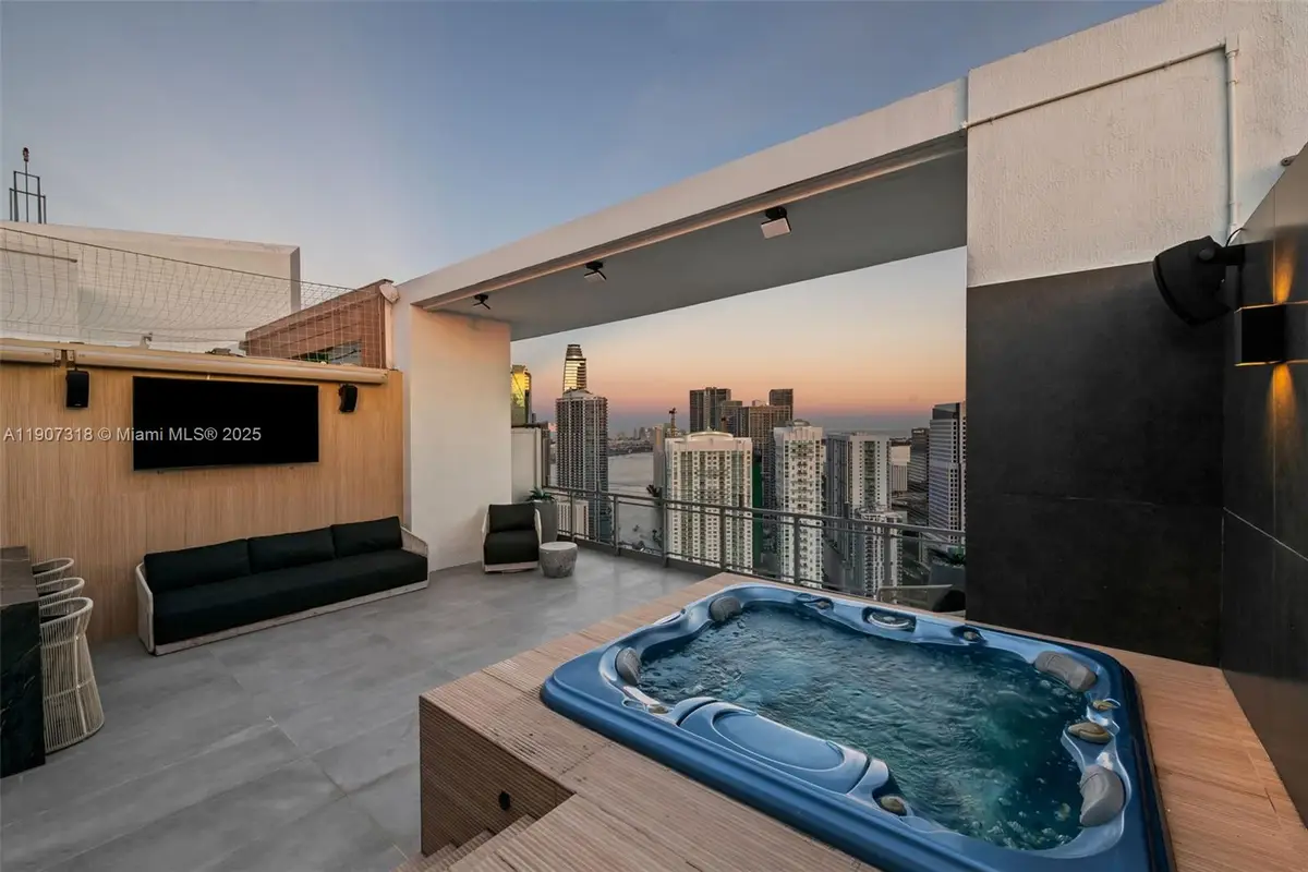 90 SW 3rd St #PH-15, Miami, FL 33130 - Image #1