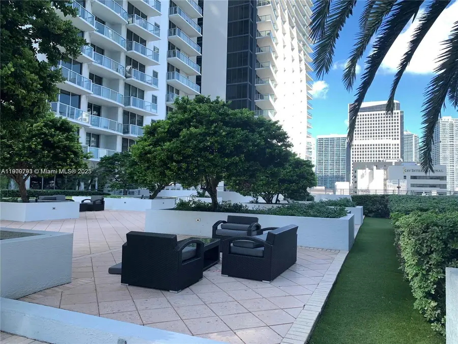 1060 Brickell Ave #1701, Miami, FL 33131 - Image #2