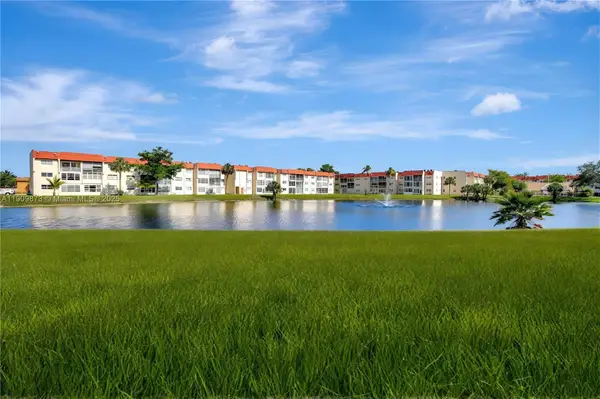 8000 N Sunrise Lakes Dr #207, Sunrise, FL 33322