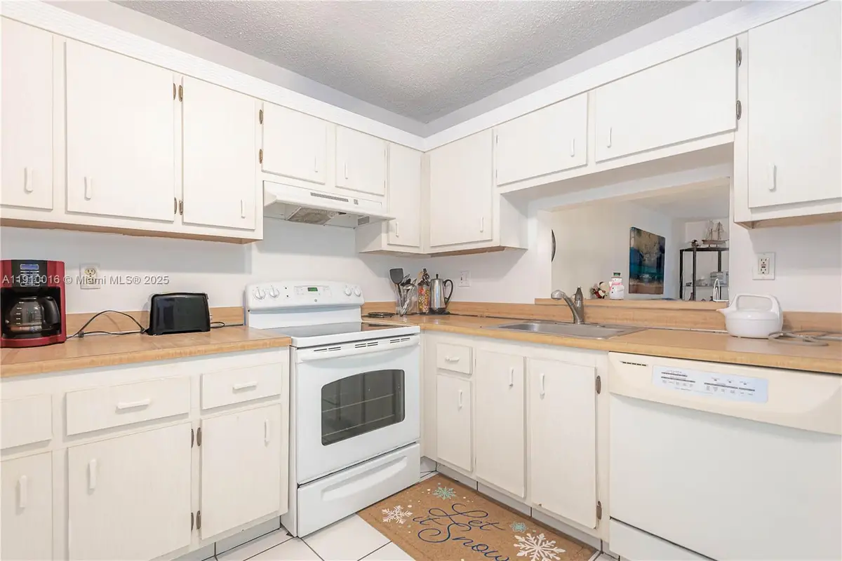 2800 Somerset Dr #115J, Lauderdale Lakes, FL 33311 - Image #1