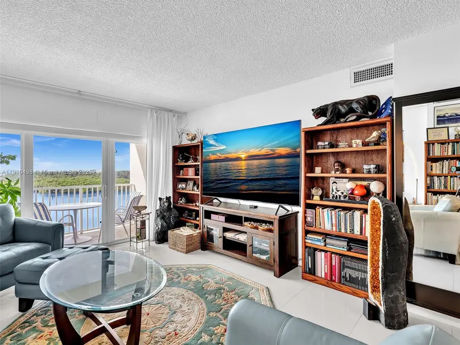 300 Bayview Dr #902, Sunny Isles Beach, FL 33160 - Image #2