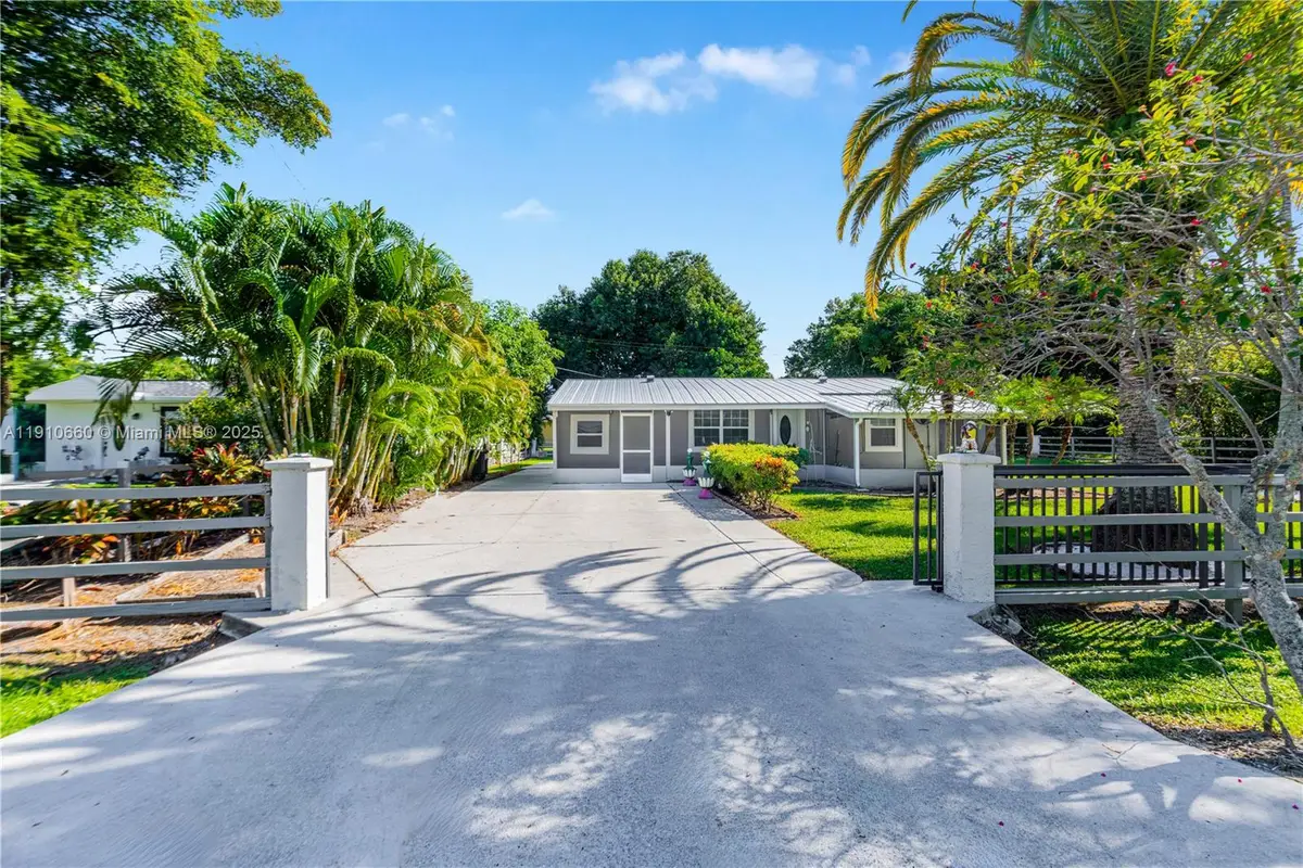 327 Mongomery Ave, Fort Myers, FL 33905 - Image #1