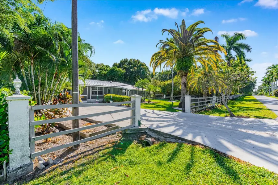 327 Mongomery Ave, Fort Myers, FL 33905 - Image #2