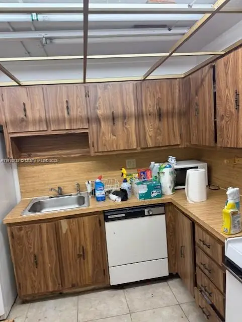 200 Lakeview Dr #102, Weston, FL 33326 - Image #2