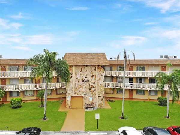 500 W Village Green Cir W #203, Palm Springs, FL 33461