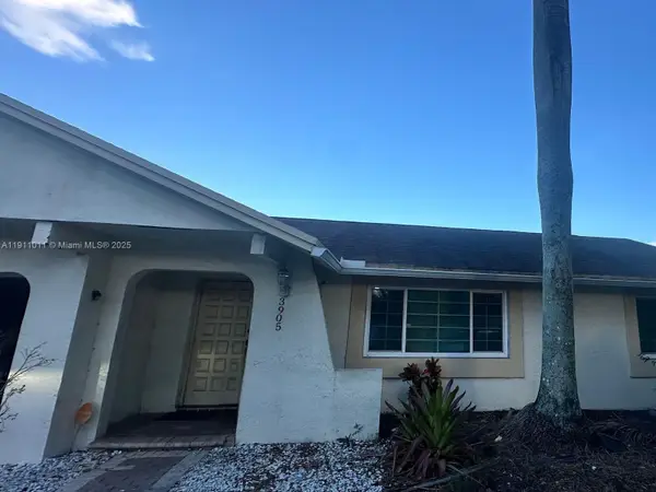 3905 E Woodscape Dr, Miramar, FL 33023
