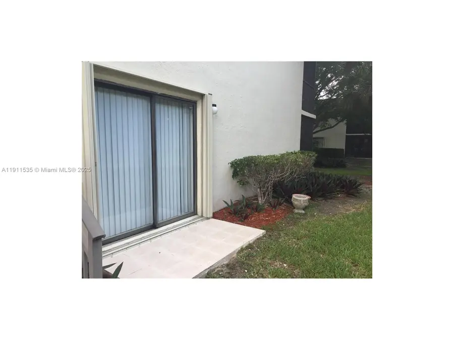 415 Lakeview Dr #104, Weston, FL 33326 - Image #2