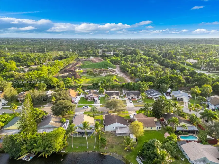 12911 SW 17th Pl, Davie, FL 33325 - Image #2