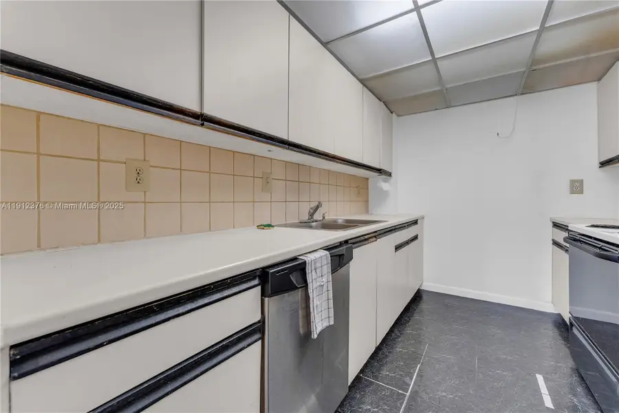 2457 Collins Ave #201, Miami Beach, FL 33140 - Image #3