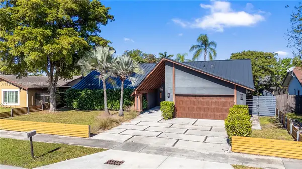 841 NE 205th St, Miami, FL 33179