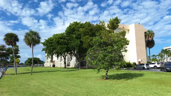 601 Three Islands Blvd #404, Hallandale Beach, FL 33009