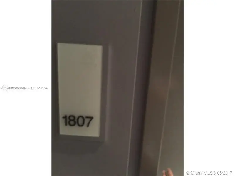 1300 Brickell Bay Dr #1807, Miami, FL 33131 - Image #2