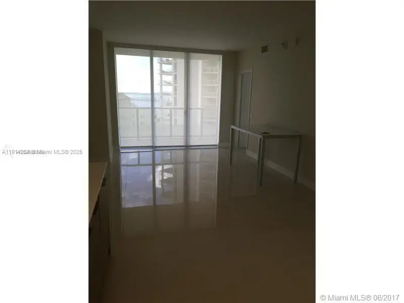 1300 Brickell Bay Dr #1807, Miami, FL 33131 - Image #3