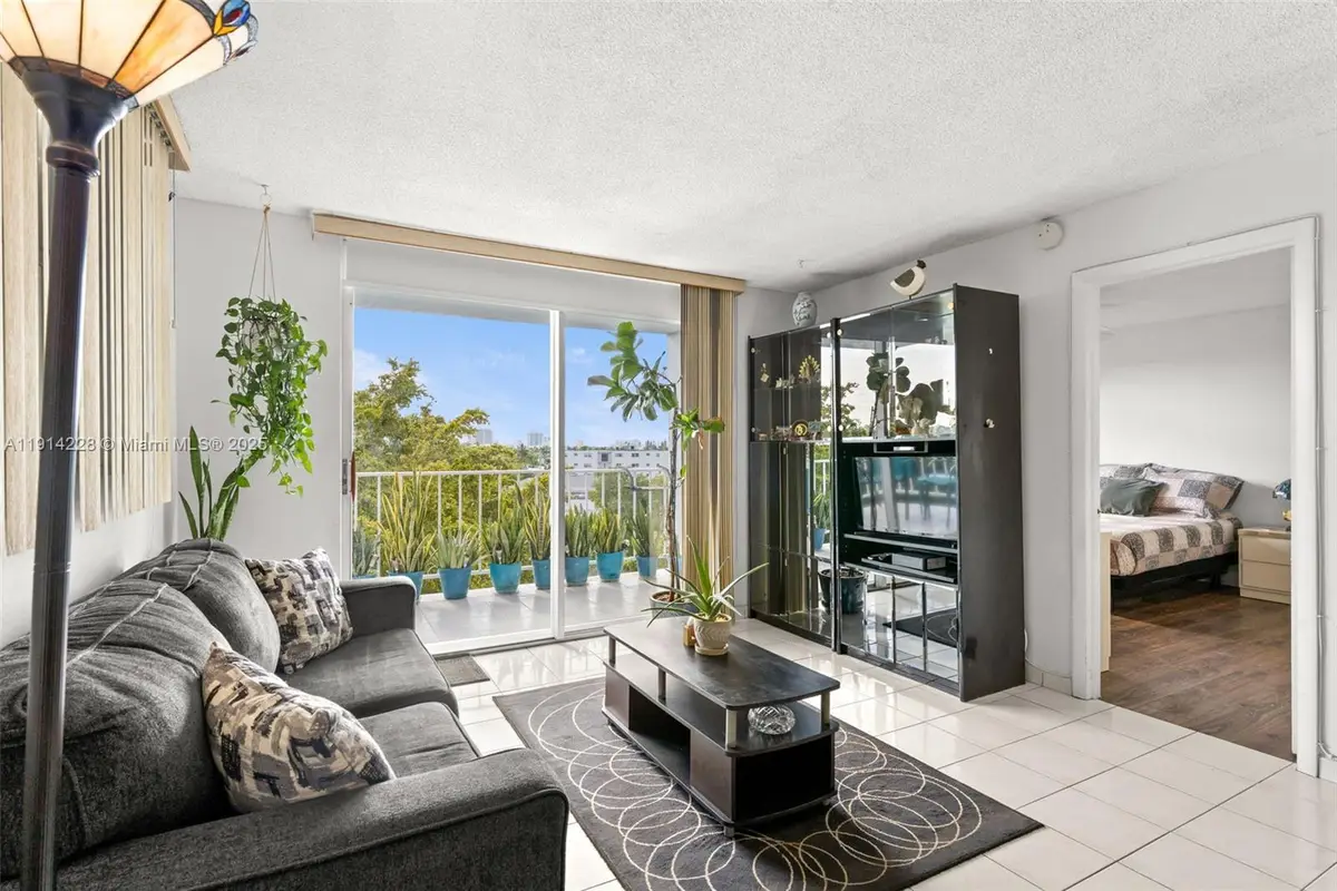 6900 Bay Dr #5C, Miami Beach, FL 33141 - Image #1