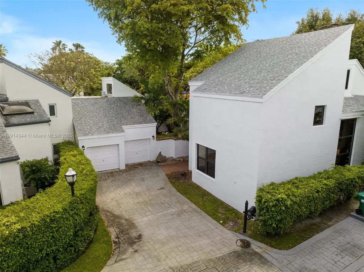 20215 W Oak Haven Cir, Miami, FL 33179 - Image #1