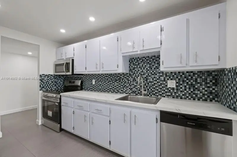 4174 Inverrary Dr #902, Lauderhill, FL 33319 - Image #2