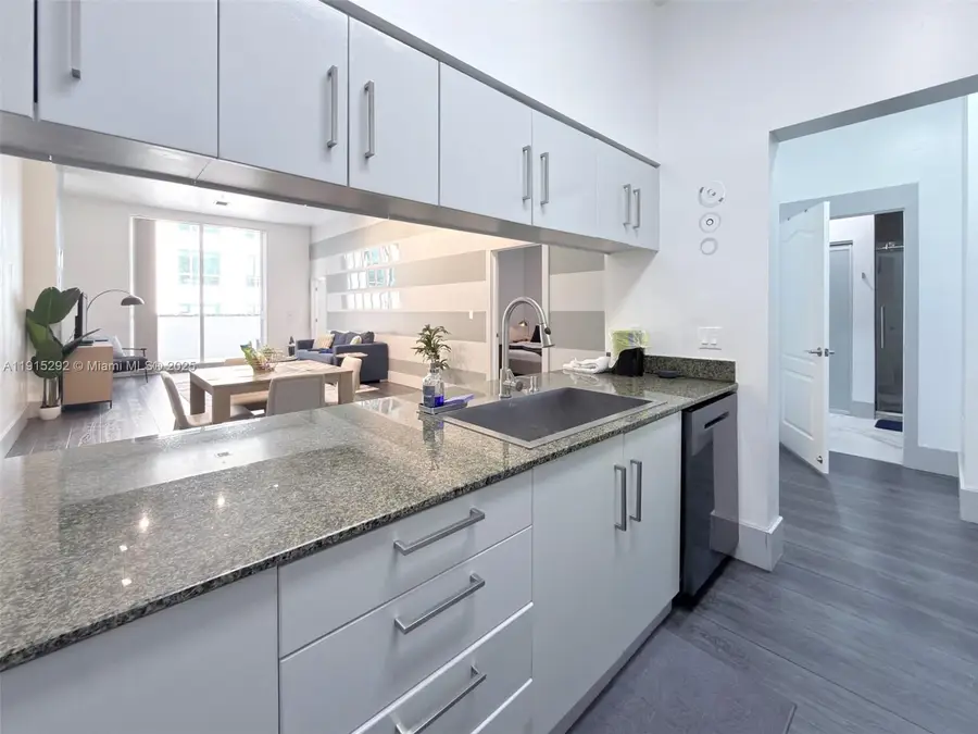 1200 Brickell Bay Dr #1406, Miami, FL 33131 - Image #2