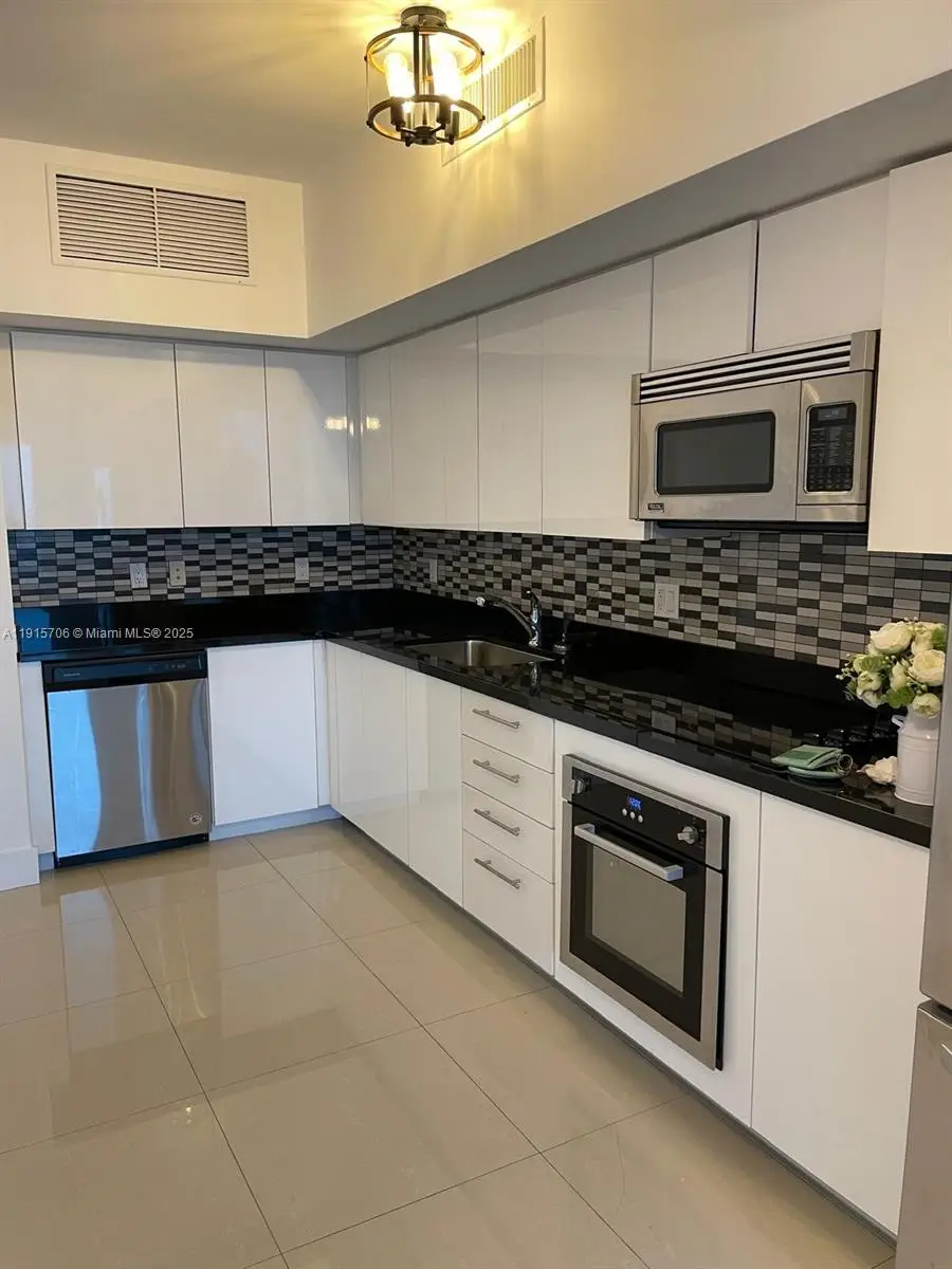 92 SW 3rd St #3309, Miami, FL 33130 - Image #1