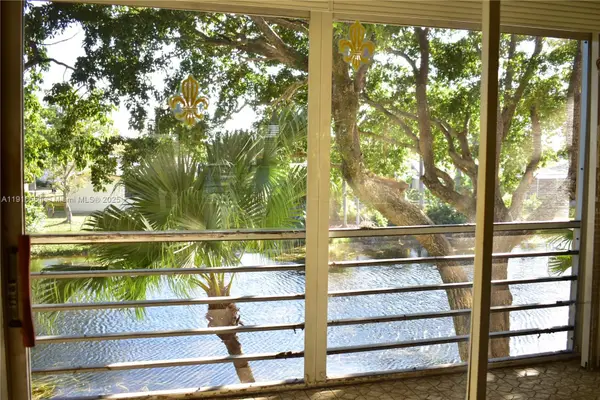 9370 Sunrise Lakes Blvd #203, Sunrise, FL 33322