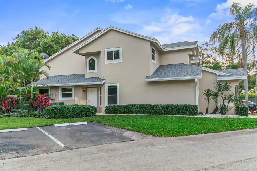 2202 W Discovery Cir W, Deerfield Beach, FL 33442 - Image #2