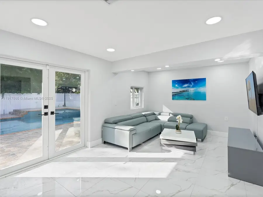 6820 SW 9th St, Pembroke Pines, FL 33023 - Image #2