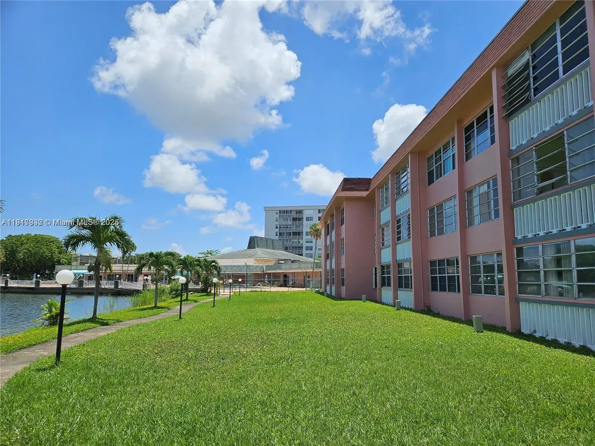 18555 NE 14th Ave #517, Miami, FL 33179 - Image #1