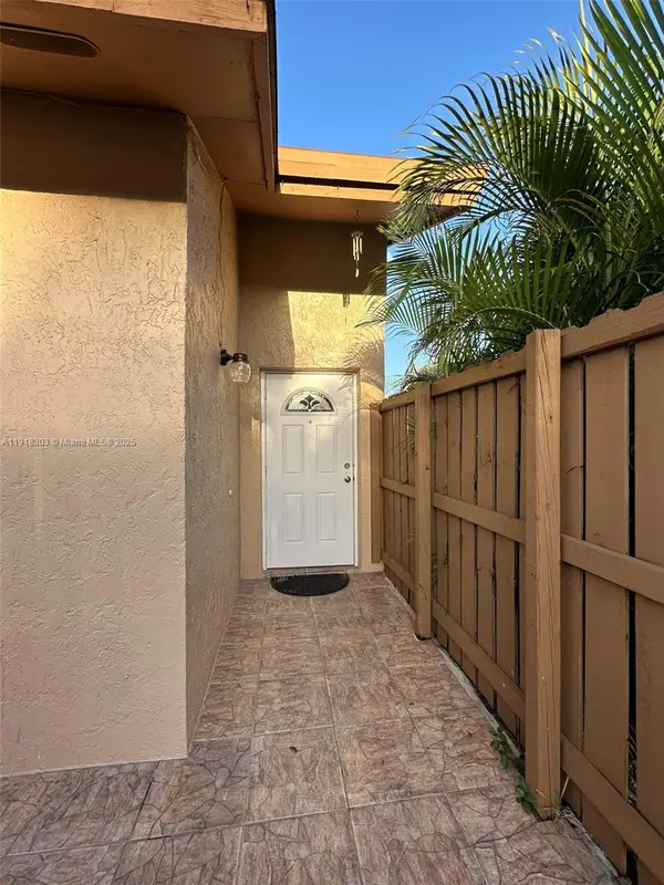 19155 NW 67th Pl, Hialeah, FL 33015