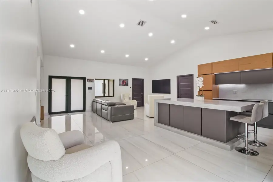 19494 NW 61st Ave, Hialeah, FL 33015 - Image #2