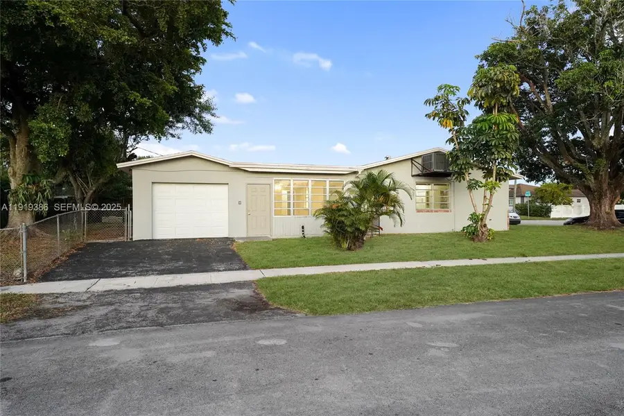 7315 Allen Dr, Hollywood, FL 33024 - Image #2