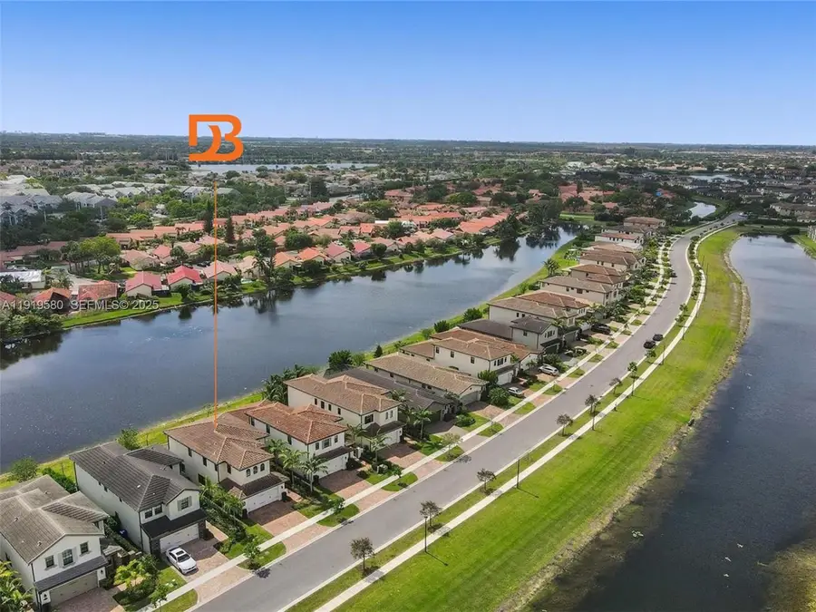 445 SW 113th Ln, Pembroke Pines, FL 33025 - Image #3