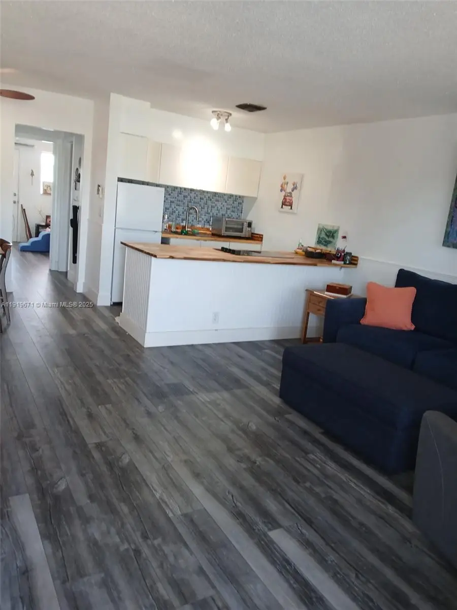 1000 SW 10th Ter #17P, Hallandale Beach, FL 33009 - Image #2