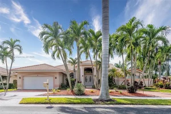 392 Coconut Cir, Weston, FL 33326