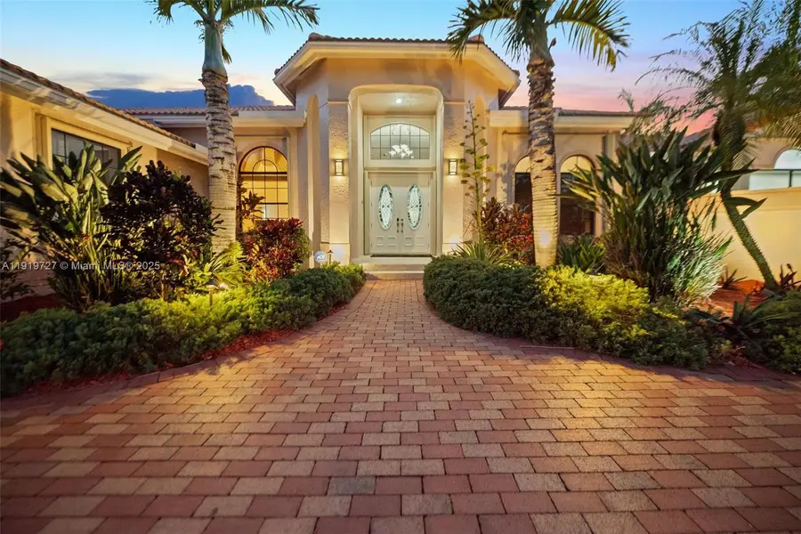 392 Coconut Cir, Weston, FL 33326 - Image #2