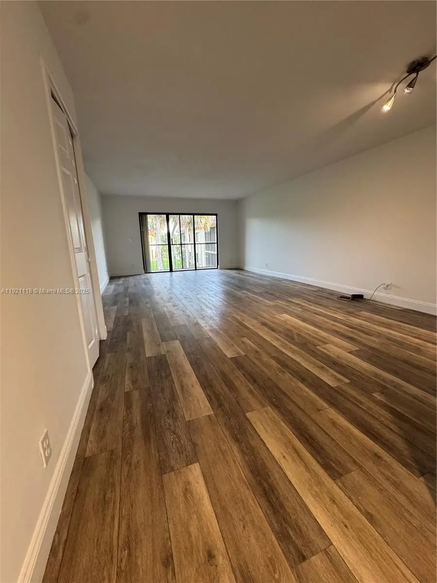 307 Lakeview Dr #202, Weston, FL 33326 - Image #3
