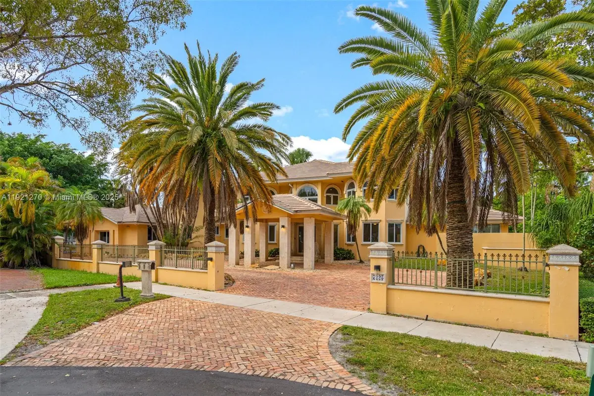 7225 Gleneagle Dr, Miami Lakes, FL 33014 - Image #1