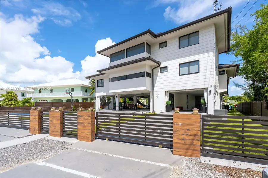 32 N Bounty Ln, Key Largo, FL 33037 - Image #2
