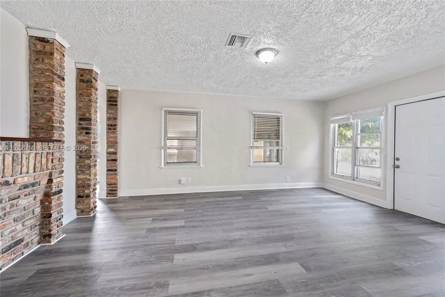 810 Ridgewood Dr, West Palm Beach, FL 33405 - Image #2