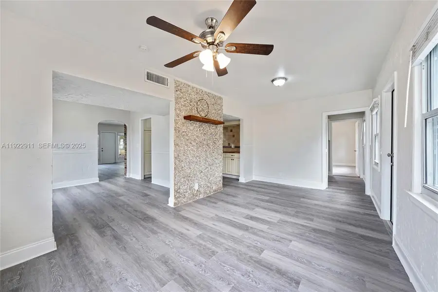 810 Ridgewood Dr, West Palm Beach, FL 33405 - Image #3