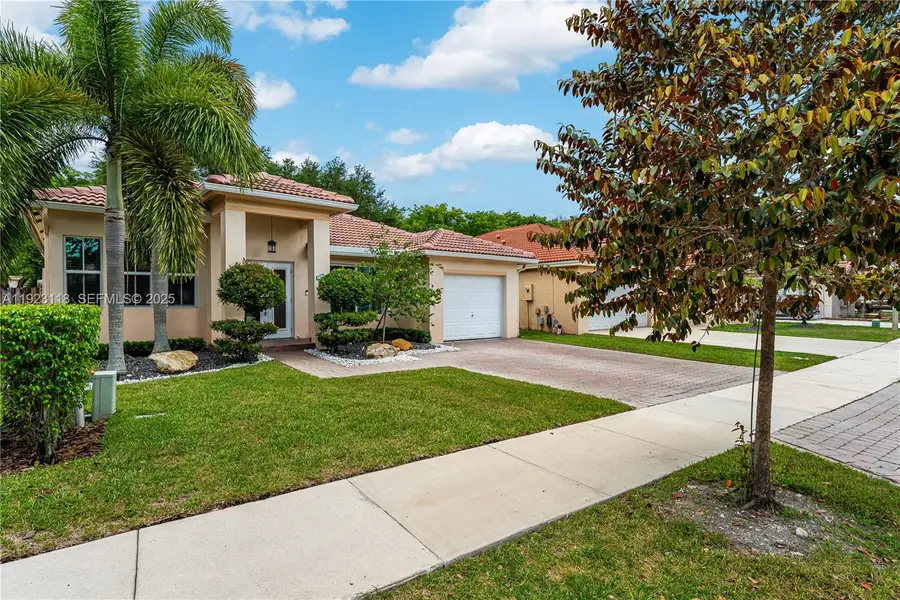 13946 S Cypress Cove Cir, Davie, FL 33325 - Image #2