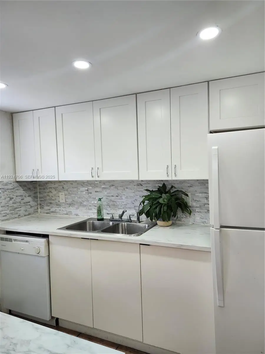 1100 NE 9th Ave #203, Fort Lauderdale, FL 3240 - Image #2